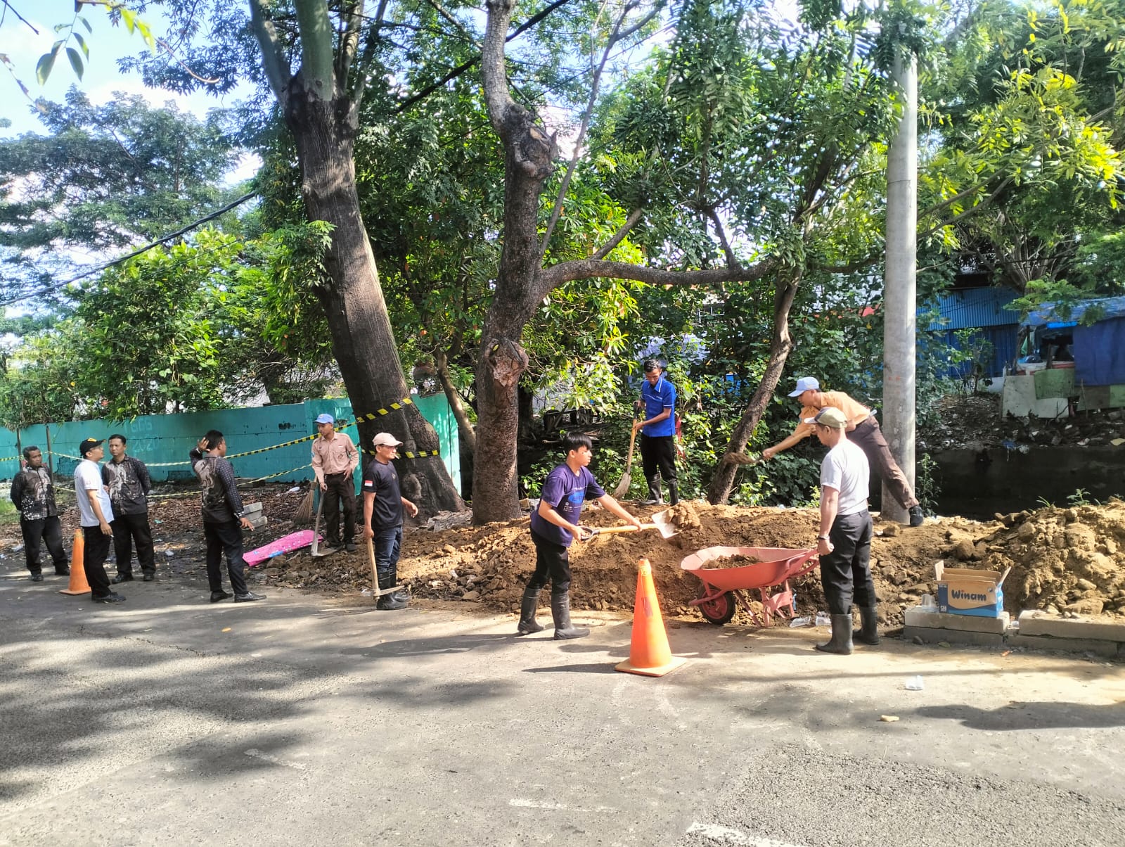 Kepala Sekolah SMKN 5 didesak menutup Terkait Sampah Di Depan Sekolah Yang Menggagu Belajar Mengajar